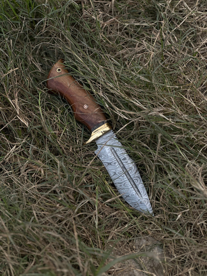Hunting Blade – 10" Damascus Steel Knife with Rosewood Handle, Brass Guard & Leather Sheath