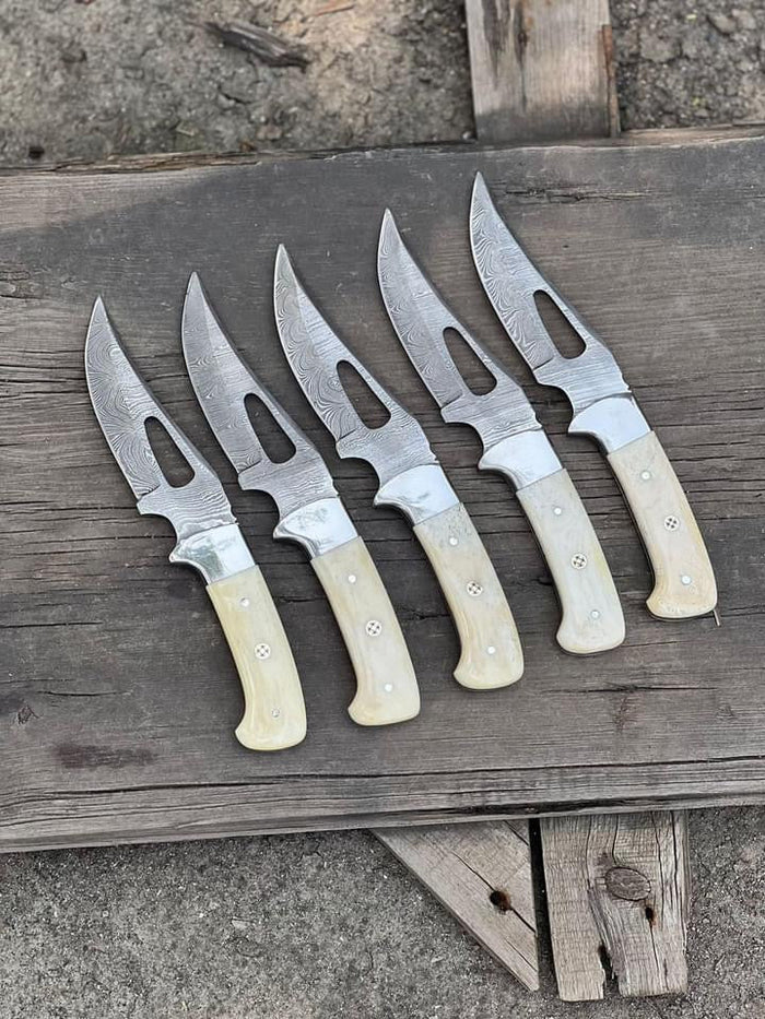 Custom Hunting Knives: Handmade Damascus Steel Blade