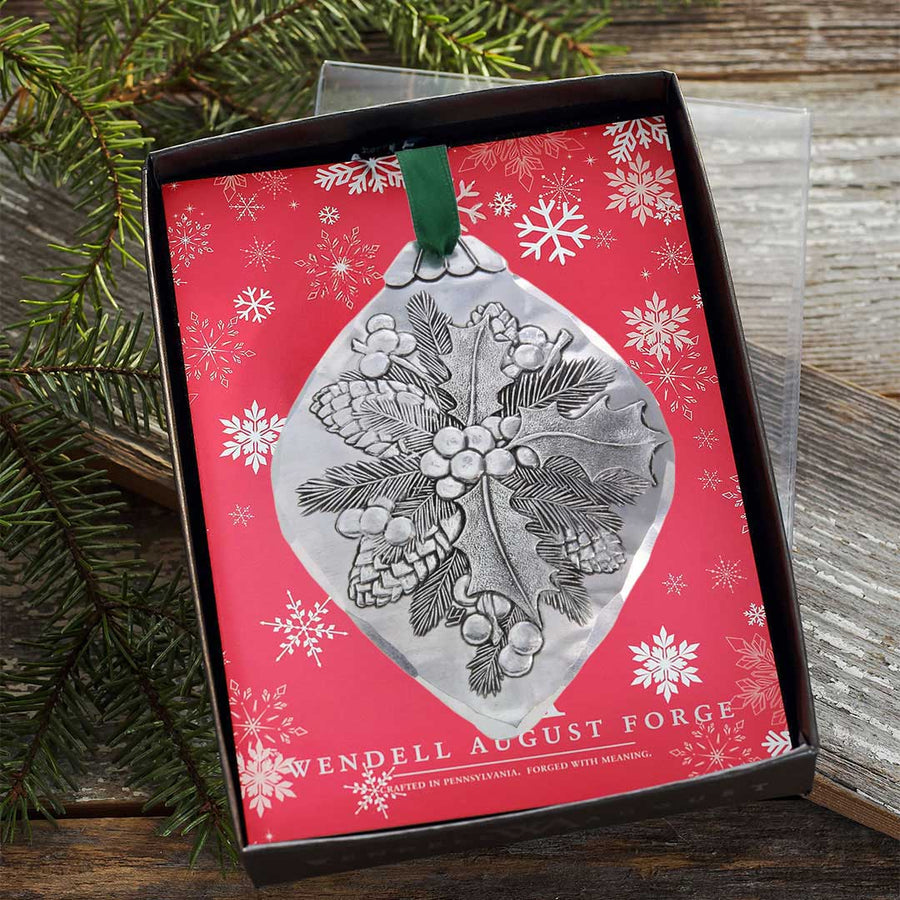 Gift packaging display for Holly Bulb Ornament