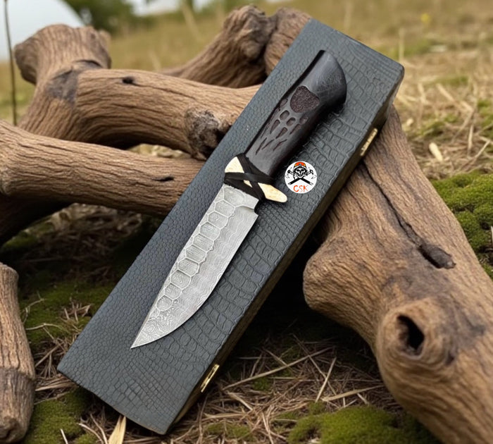 The Serpent Fang – Hand-Forged Damascus Hunting Knife with Carved Handle