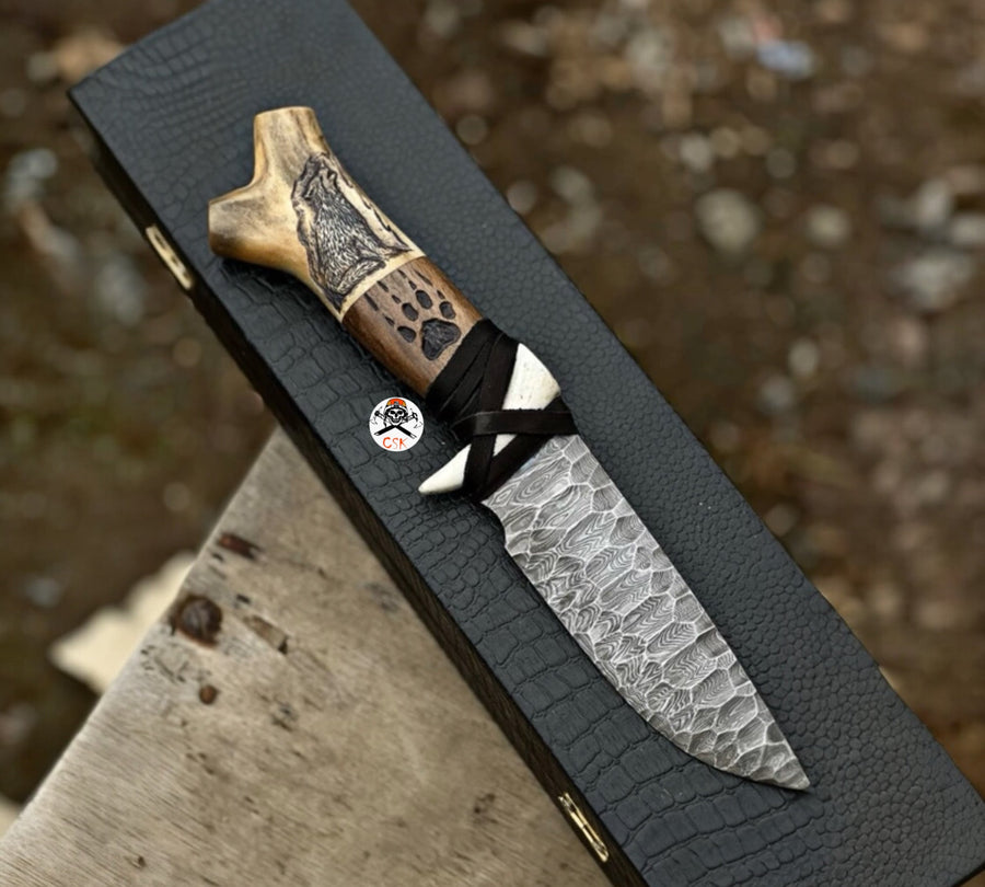 The Wolf’s Howl – Hand-Forged Damascus Hunting Knife with Carved Antler Handle