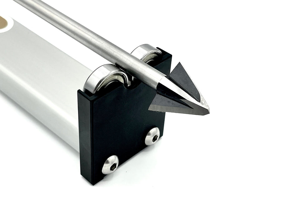 Broadhead and arrow supported on spinner rollers