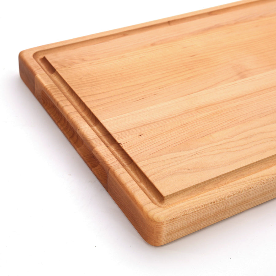 Close view of a maple board's thick edge and juice groove