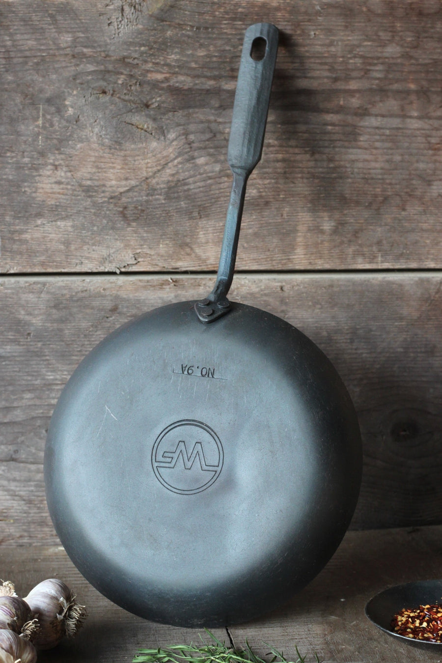 Hand-forged 9A carbon steel skillet