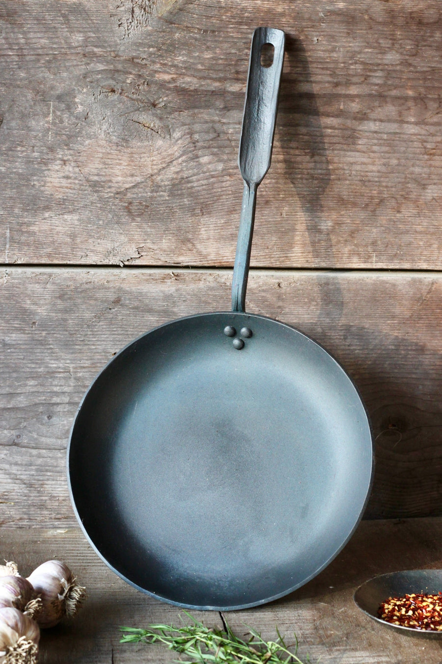 Carbon steel 9A pan with a forged handle