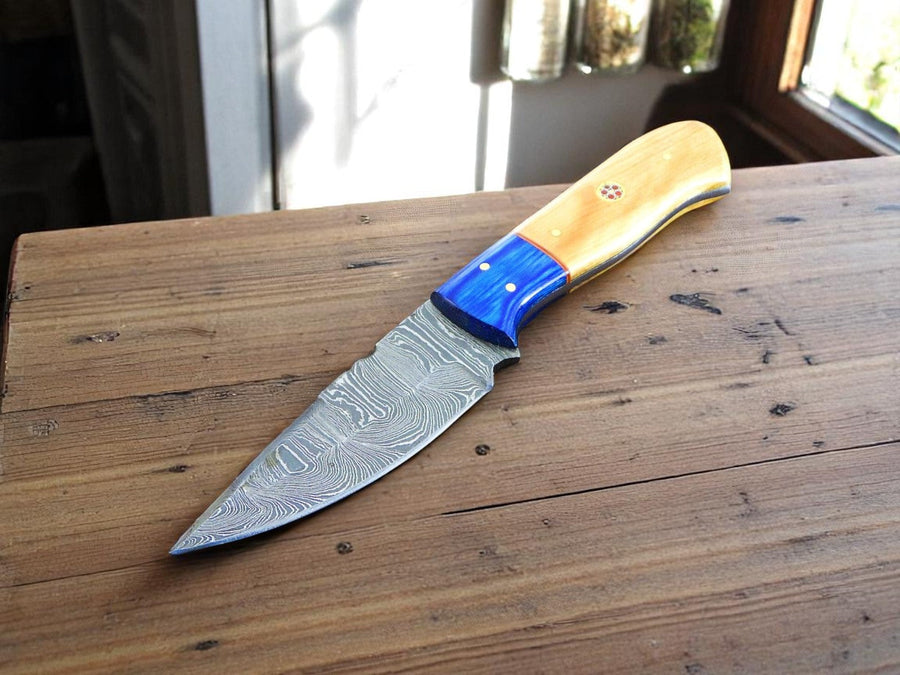 Handmade Damascus Steel Hunting Knife with Wooden Handle